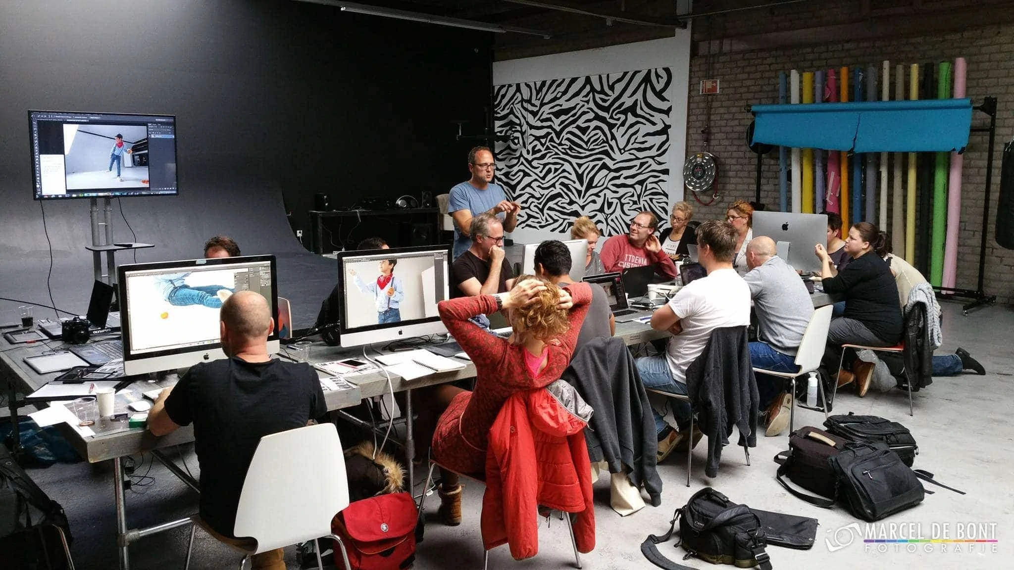 BTS tijdens de workshop Adrian Sommeling waar Adriaan uitleg geeft over zijn werkwijze.