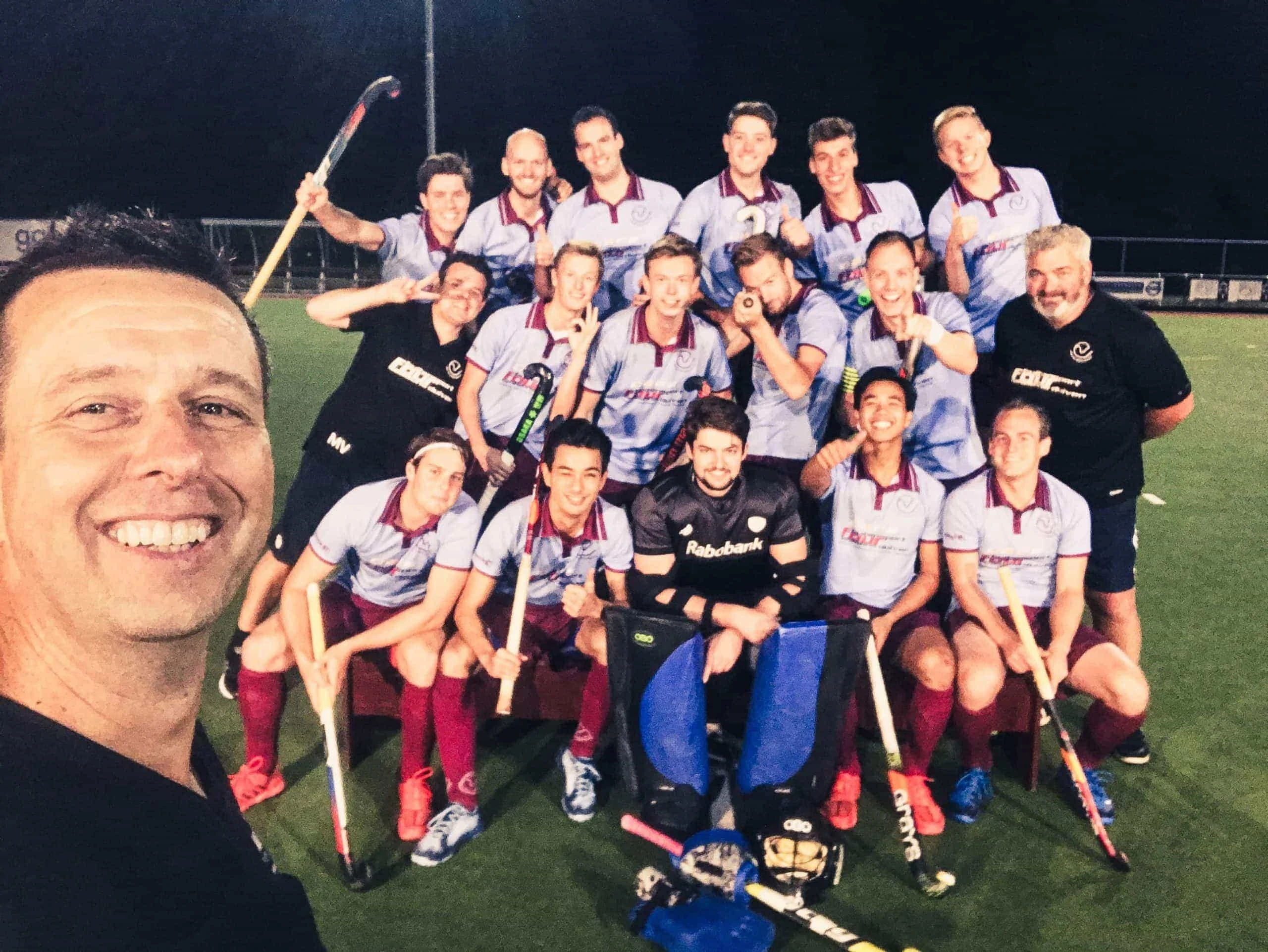 Selfie bij het maken van een hockey teamfoto.