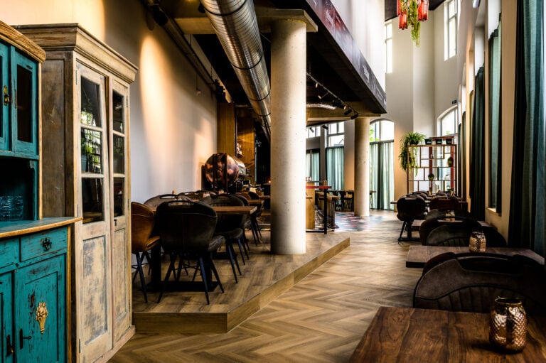 Doorkijk van Café de Beloning in Duiven met in de achtergrond een koperen biervat.