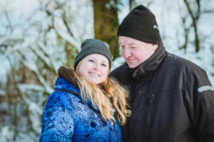 Portret van vader en moeder in een winterse setting.