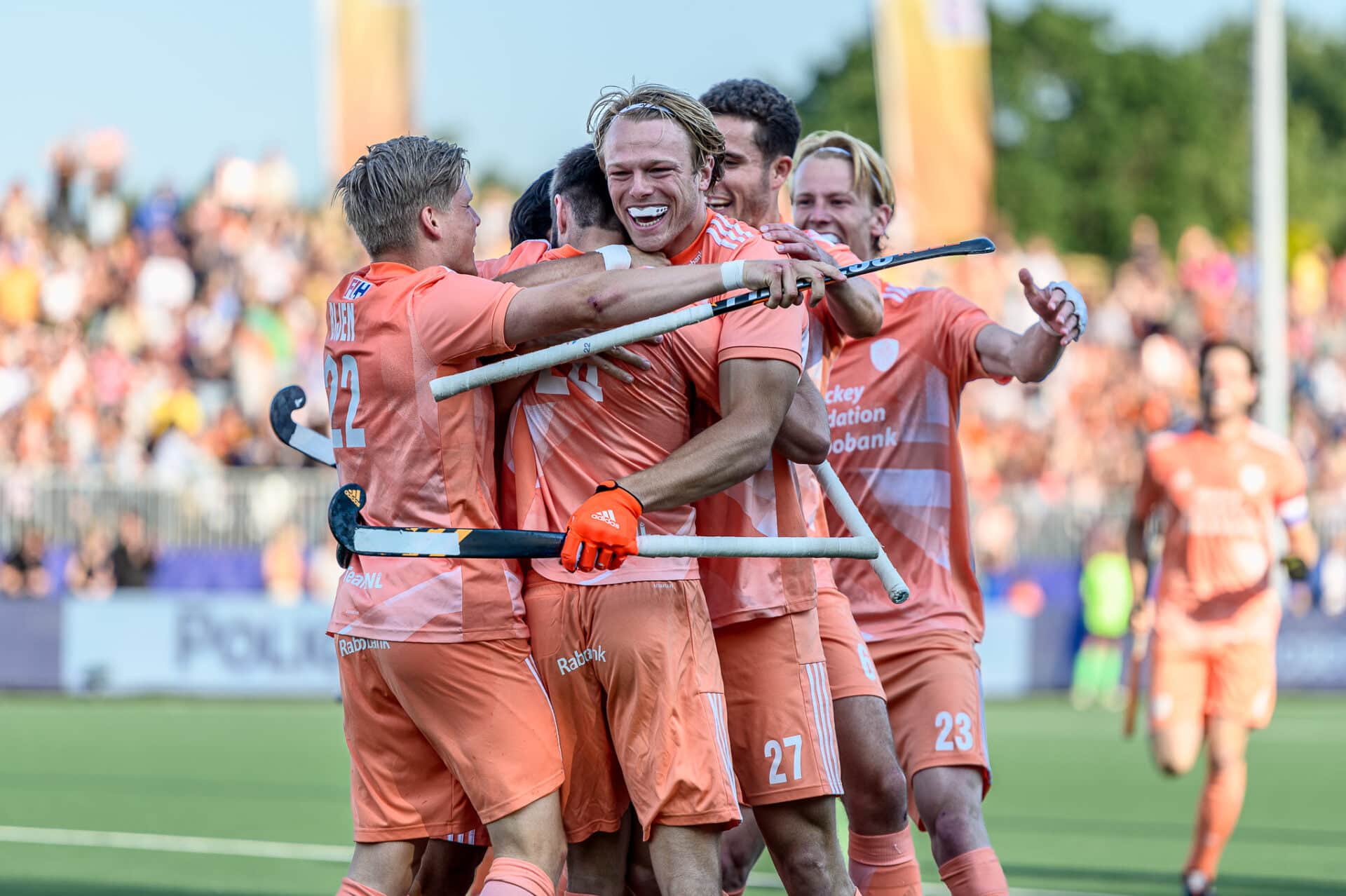 Het Nederlands hockey team viert een doelpunt die ze hebben gemaakt tegen Argentina tijdens de FIH Pro Leuque
