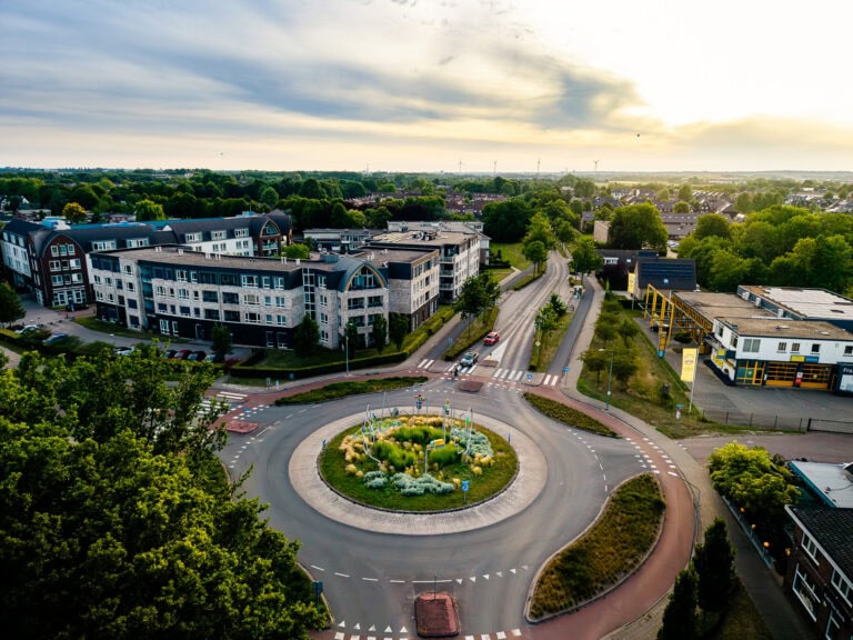 Drone foto van een rotonde kunstwerk