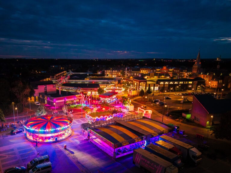 Een dronefoto van de Duivense kermis 2025.