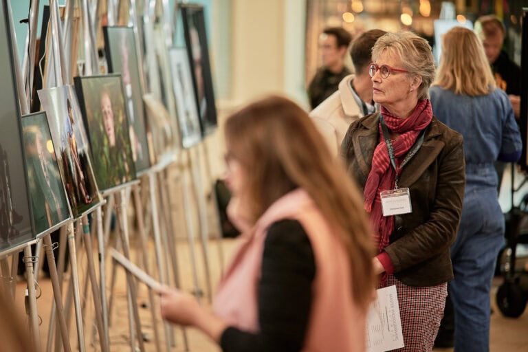 Vrouw bekijkt de foto's.