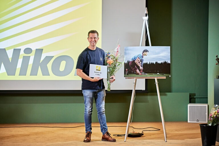 Marcel de Bont poseert voor zijn foto als runner-up