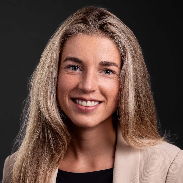 Een zakelijk portret van Karlijn Visser.