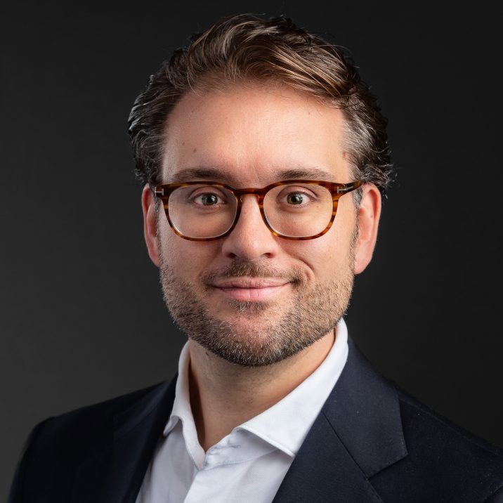 Een zakelijk portret van Ryan Emmen.