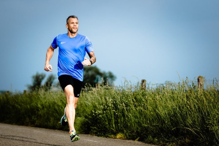 Sportportret Vincent Wensink die aan het trainen is voor de marathon van Berlijn.