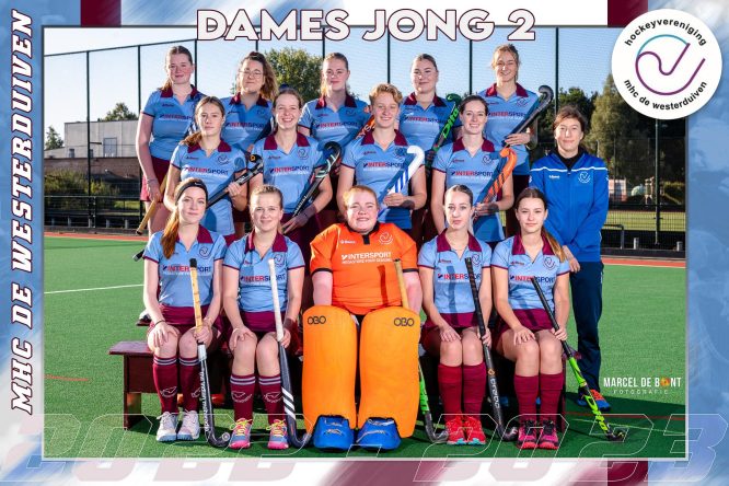 Teamfoto in de kleuren van de club met team- en clubnaam en de seizoensdatum.